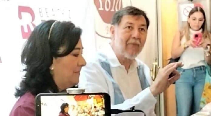 Abuchean a Fernández Noroña durante conferencia en Querétaro