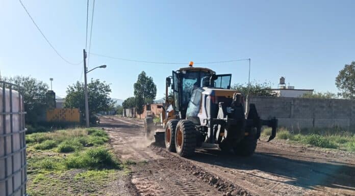 Despliega SCOP maquinaria pesada para reparar caminos afectados por las lluvias