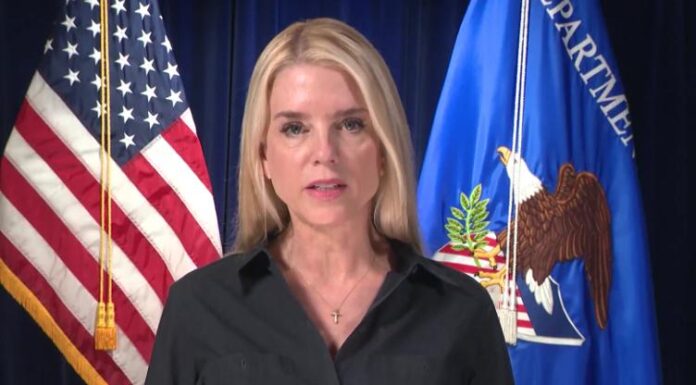 Envía Fiscal de EU agentes federales a sedes del ICE tras ataques