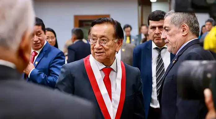 Congreso de Perú elige a José María Balcázar como nuevo presidente interino