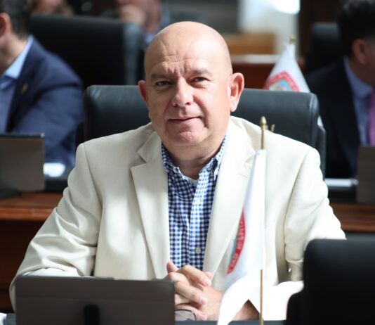 Impulsa Cuauhtémoc Estrada electrificación, agua y apoyo alimentario en Tomochi