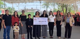 Entrega Elizabeth Guzmán cheque de 82 mil pesos a diputado infantil