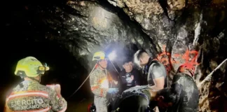 Rescatan con vida a segundo minero atrapado en derrumbe de mina Santa Fe, en Sinaloa