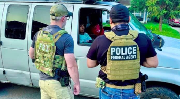 Trump acelera deportación de niños migrantes y ofrece “autodeportación” a adolescentes