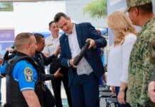 Entrega Bonilla chalecos balísticos y armas cortas para policías