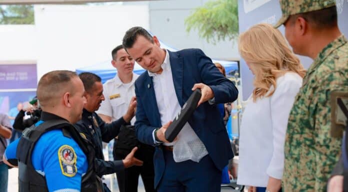 Entrega Bonilla chalecos balísticos y armas cortas para policías