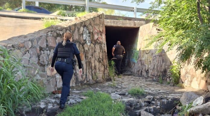 Patrulla Policía Municipal el canal Chuvíscar para descartar presencia de personas al interior