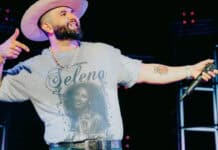 Critican a Carin León por cantar ebrio y con tequila en mano