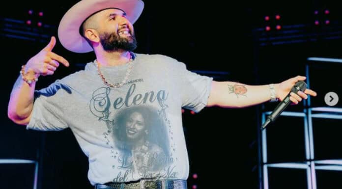 Critican a Carin León por cantar ebrio y con tequila en mano