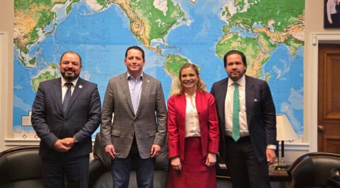 Maru Campos se reúne en Washington con el congresista Tony Gonzales