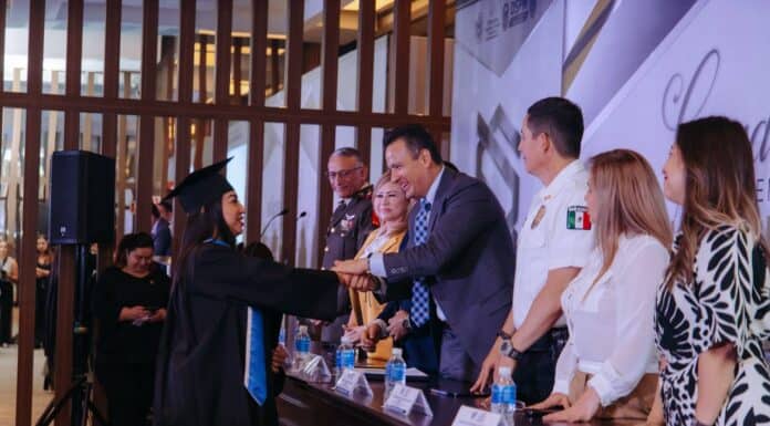 Entrega alcalde Bonilla constancias a primera generación de licenciaturas del ISSCUU