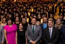 En la educación está el futuro del país: Alcalde a graduandos