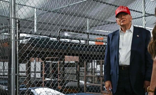 Migrantes detenidos en Florida se quejan de gusanos en la comida