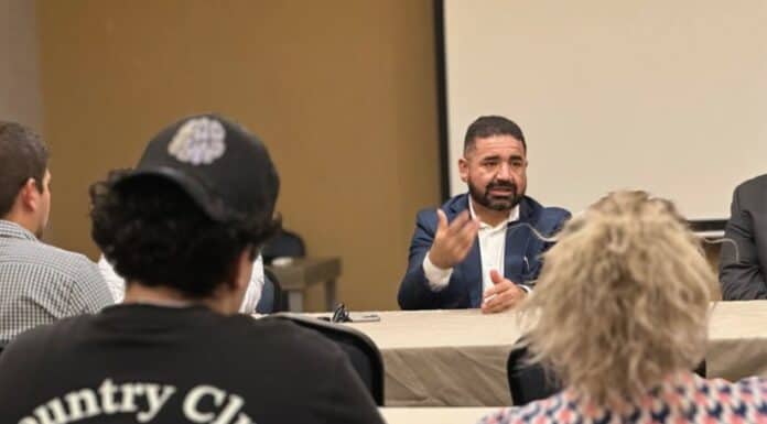 Se reúne diputado con familias defraudadas por crematorio en Juárez