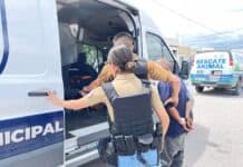 Policías Municipales detienen a un hombre por maltrato animal