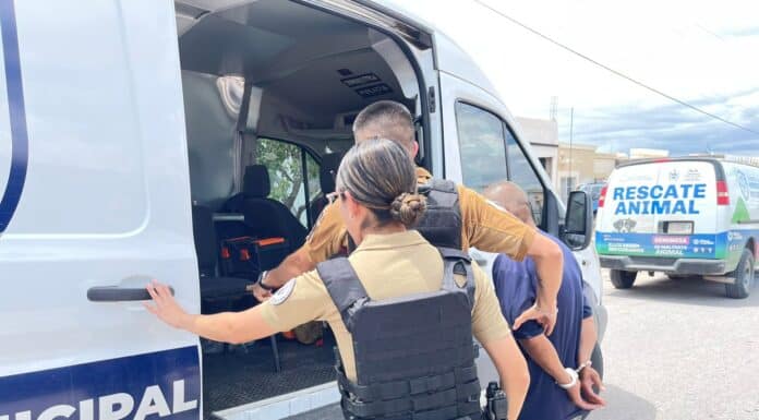 Policías Municipales detienen a un hombre por maltrato animal