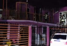 Policías municipales evitan tragedia en incendio de vivienda mientras familia dormía