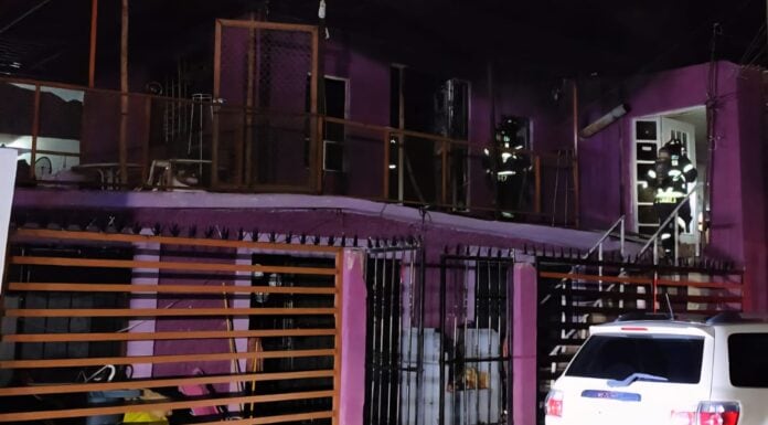 Policías municipales evitan tragedia en incendio de vivienda mientras familia dormía