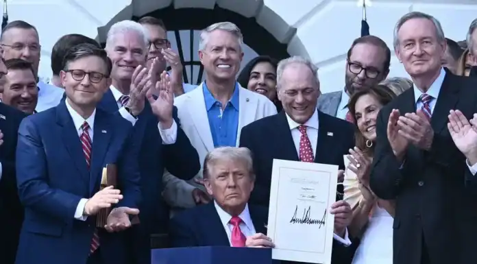 Promulga Trump su “ley grande y hermosa” de presupuesto en la Casa Blanca