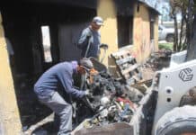 Retira Gobierno Municipal 25 toneladas de pertenencias quemadas de dos viviendas