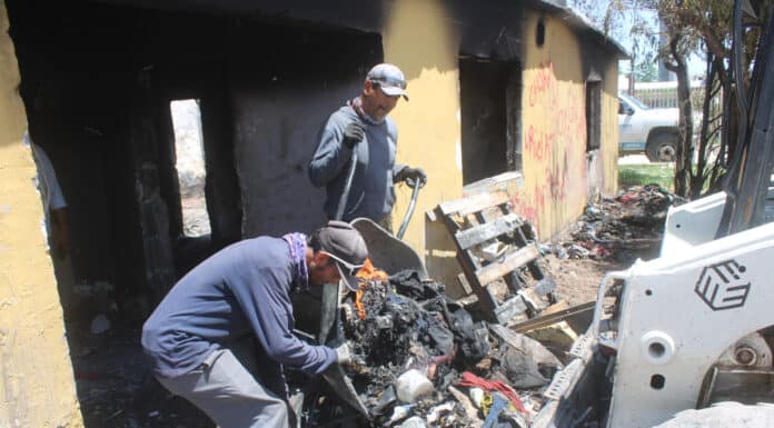 Retira Gobierno Municipal 25 toneladas de pertenencias quemadas de dos viviendas