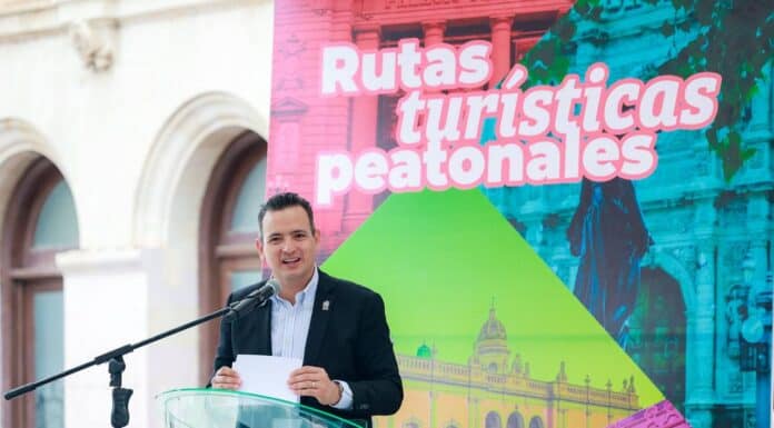 Presenta Bonilla tótems con información turística que instalarán en el Centro Histórico