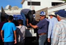 Diputado Arturo Zubía entrega hule negro a familias de Camargo