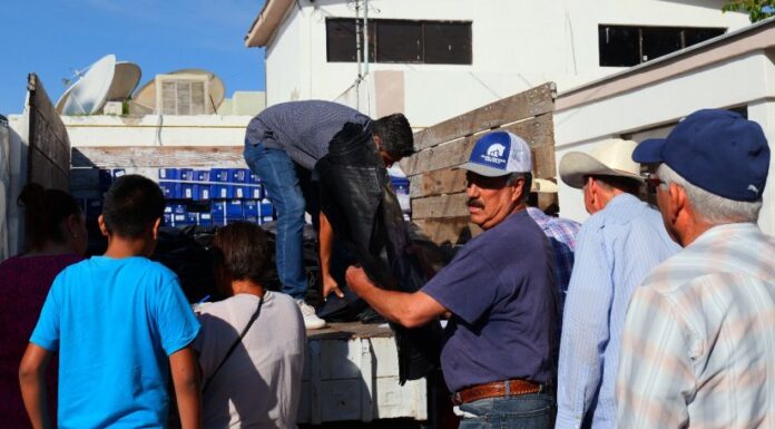 Diputado Arturo Zubía entrega hule negro a familias de Camargo