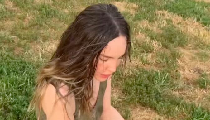 Belinda sufre aparatosa caída durante la grabación de un video