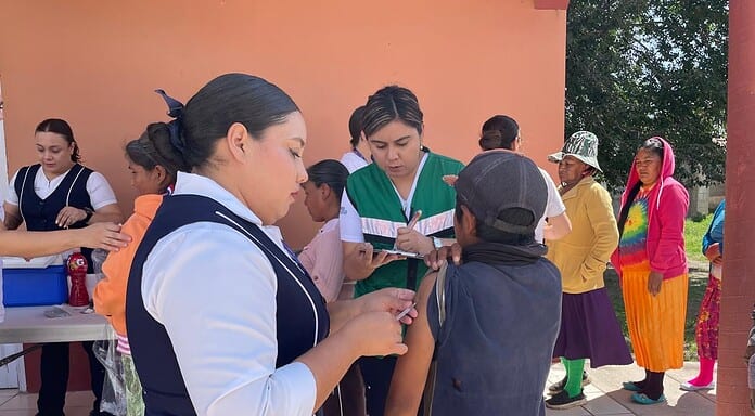 Lleva Estado brigadas de vacunación y apoyo alimentario habitantes de la Sierra Tarahumara