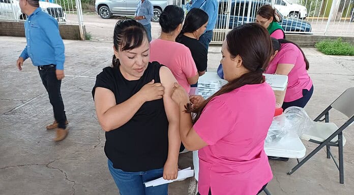 Vacunan contra el sarampión a habitantes de cinco municipios de la Sierra Tarahumara