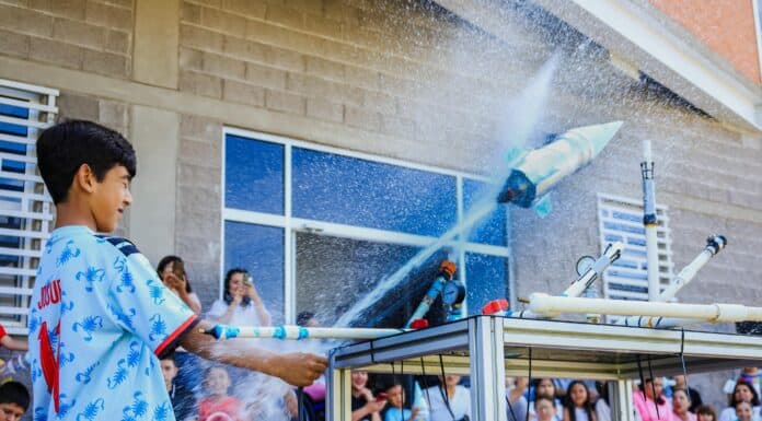 Lanzan cohetes de agua para concluir la Semana de la Ciencia del DIF Municipal