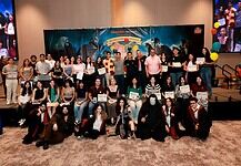 Acompaña Alcalde a entrega de reconocimientos a mejores promedios de hijos de empleados de empresa Honeywell