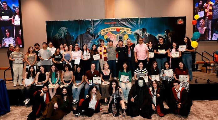 Acompaña Alcalde a entrega de reconocimientos a mejores promedios de hijos de empleados de empresa Honeywell