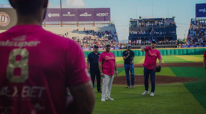 Alcalde Marco Bonilla lanza primera bola y va por el triunfo de Chihuahua