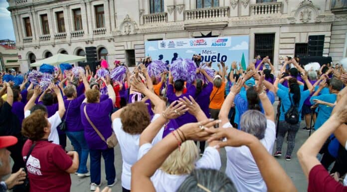 Celebra Municipio a adultos mayores con Mega Zumbatón y Bazar del Abuelo en la Plaza de Armas