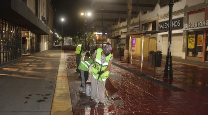 Aplica Gobierno Municipal pintura en calle Libertad