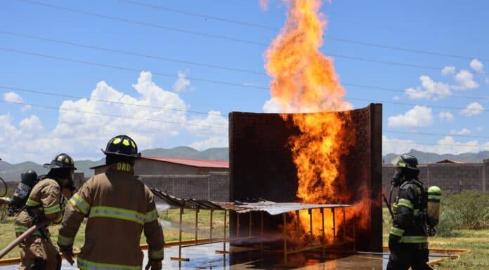 Cadetes de bomberos realizan prácticas con fuego real