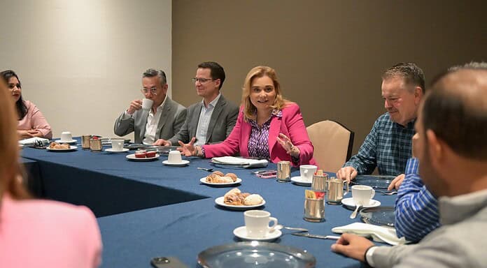 Maru Campos se reúne con senadores del PAN