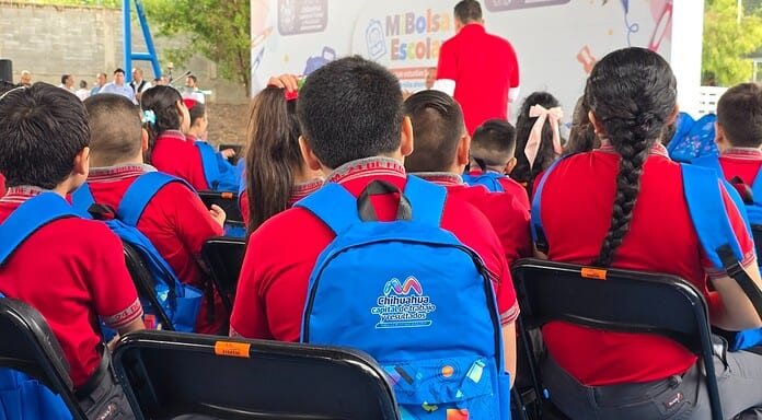 Continúa Municipio entregando mochilas del programa “Mi Bolsa Escolar Chihuahua 2025”