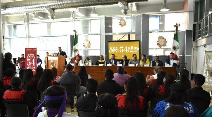 Con exposición fotográfica, conmemoran Congreso y CONAFE a educadores comunitarios