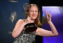 Hannah Einbinder se pronuncia contra el ICE en los Emmy 2025