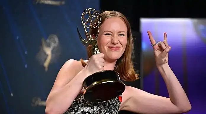 Hannah Einbinder se pronuncia contra el ICE en los Emmy 2025