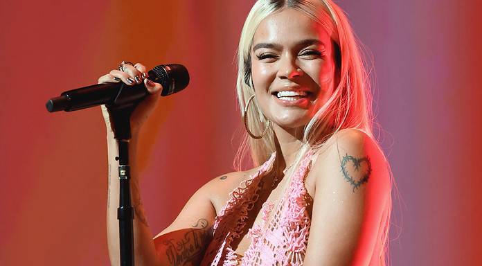 Interpretó Karol G “Vivo por ella” con Andrea Bocelli, la critican