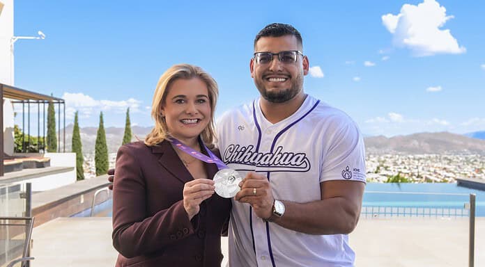 Maru felicita a Uziel Muñoz por su actuación en el Mundial de Atletismo 2025