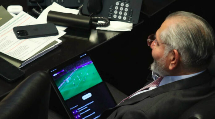 Captan a Adán Augusto viendo el partido de Barça vs PSG durante comparecencia del secretario de Hacienda