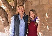 Maru Campos reconoce a Alegna González como un ejemplo para los chihuahuenses