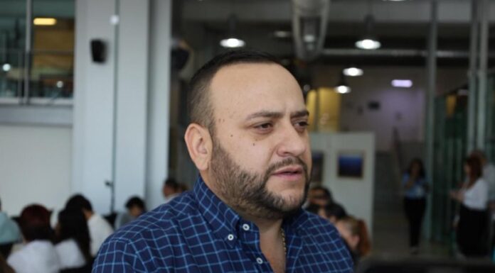 Arturo Medina condena muerte de mujer al exterior del IMSS en Parral por falta de atención