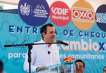 Recibe alcalde Marco Bonilla cheque del redondeo “Cambio x Cambio” de OXXO