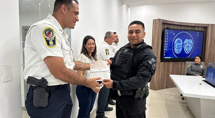 Entrega Municipio “Cheques de Alto Impacto” a 49 policías municipales